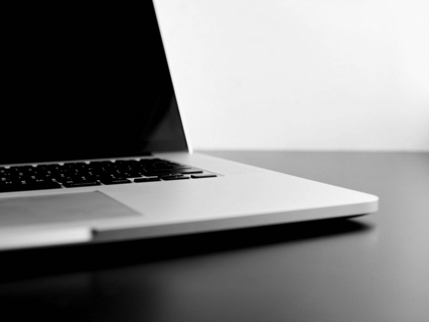 Équipe Dealnorth discutant de conception mobile-first